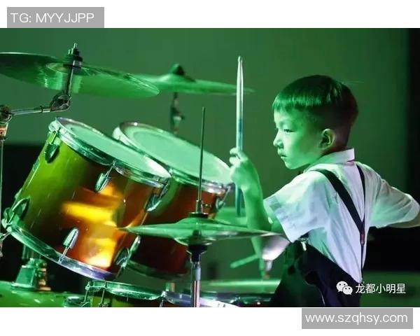 方硕的篮球之路：从青涩少年到职业明星的成长故事与奋斗历程